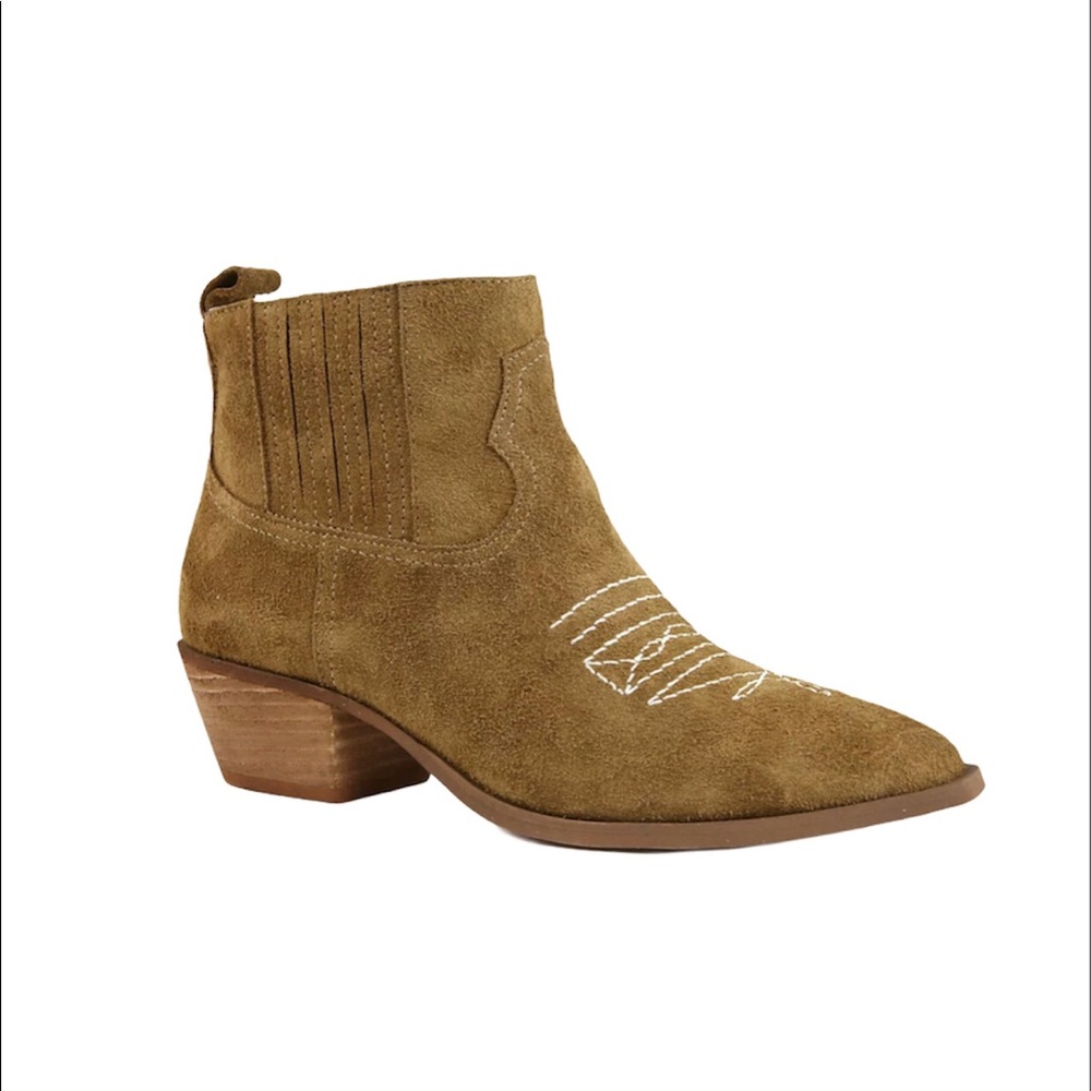 Band of Gypsies Cowboy Booties,
Tan suede, Sz 8.5